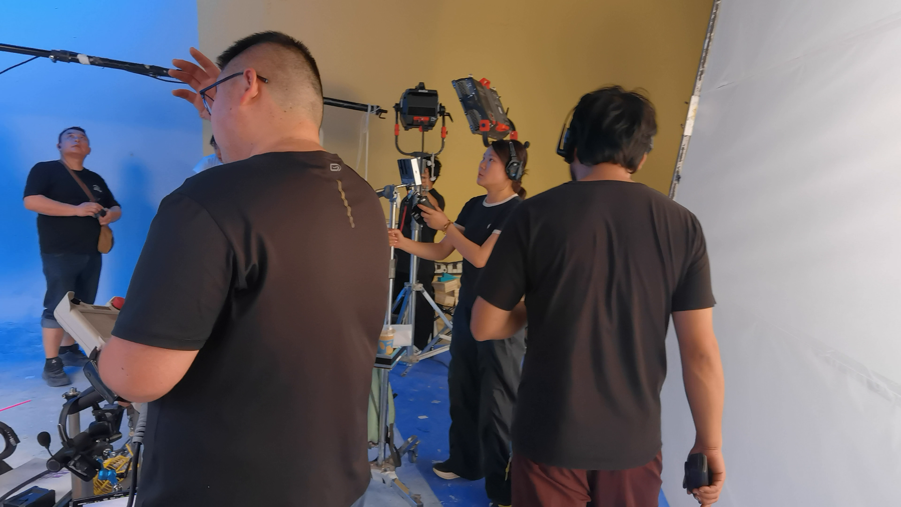Kamerateam bei der Besprechung eines Blue-Set-Aufbaus während einer 8ight-Produktion