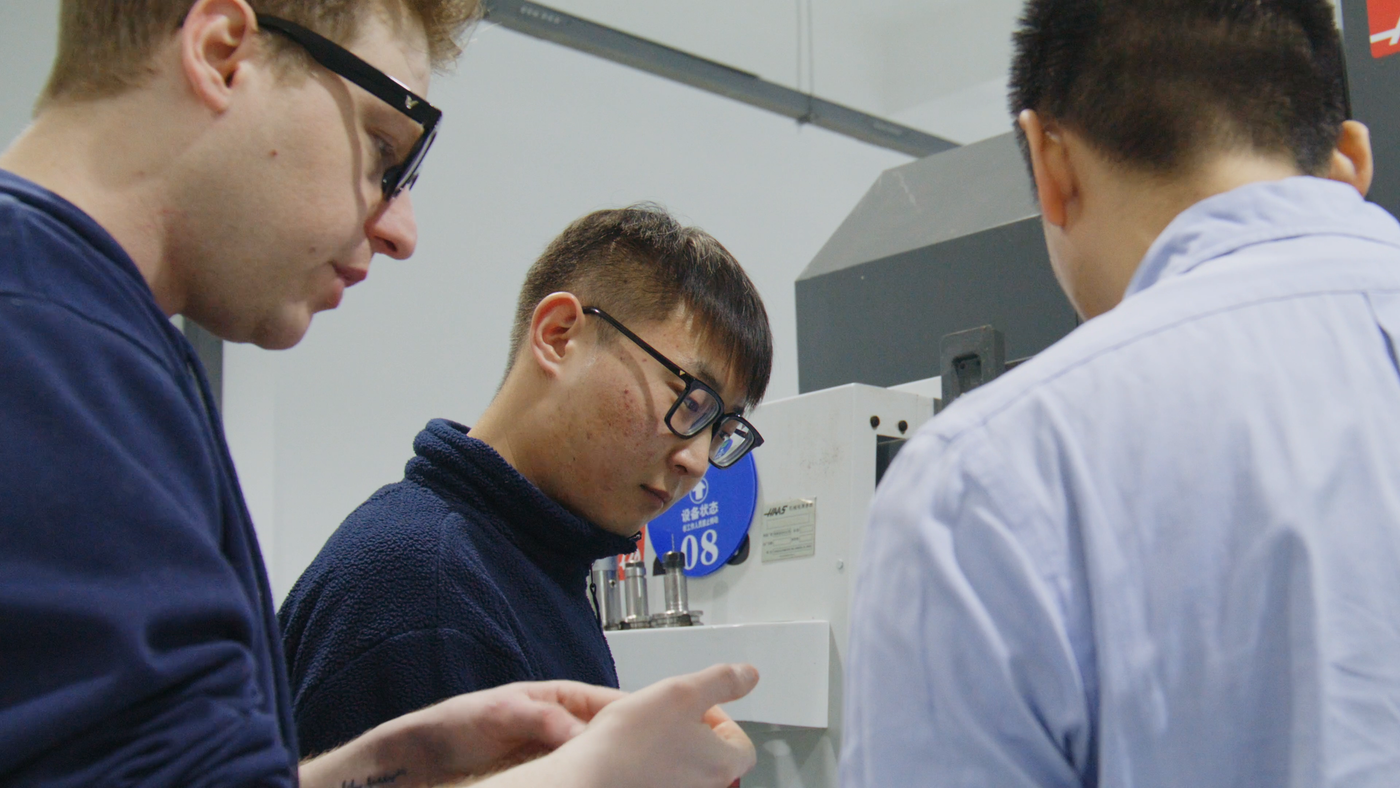 Engineering-Team bei der gemeinsamen Prüfung eines physischen Kamera-Brillen-Prototyps